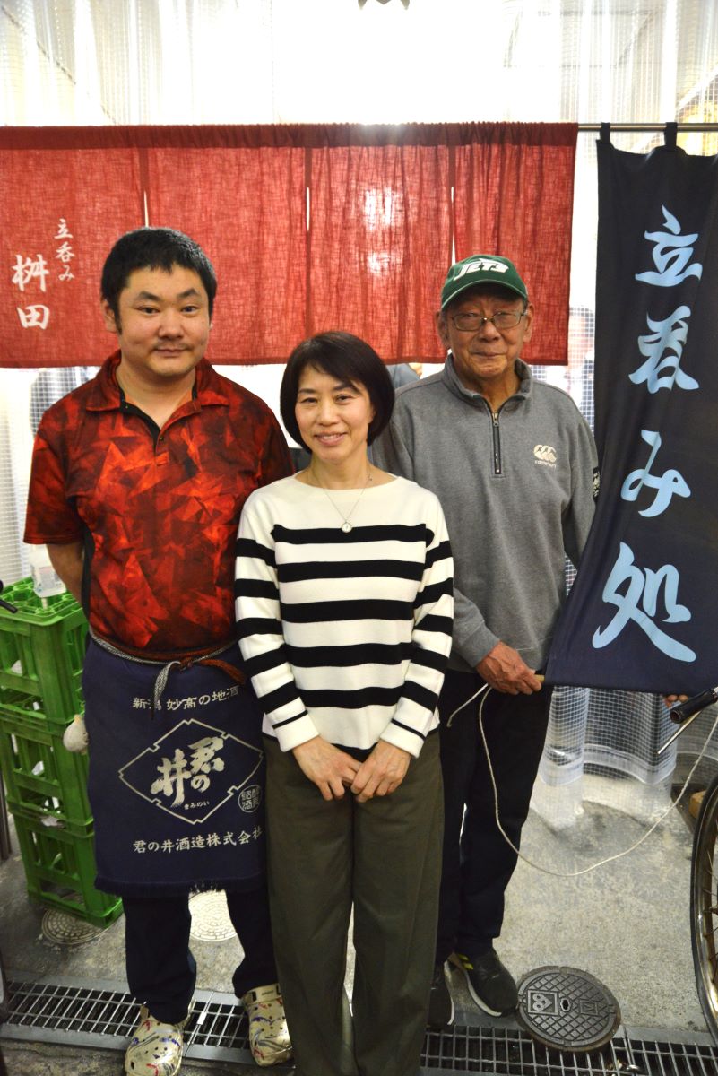 右から四代目店主の愼一さん・信代さん夫妻と息子の裕太さん