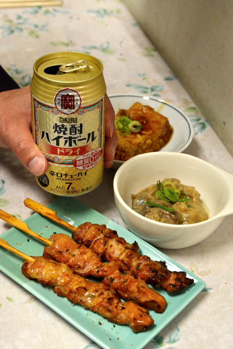 味がしみたどてやきを引き立てる焼酎ハイボール
