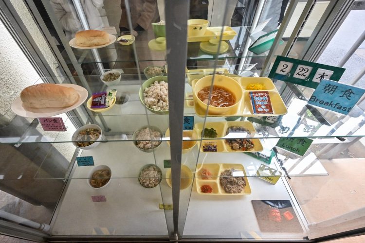 府中刑務所の食事見本。ふりかけや、佃煮らしき小鉢が見える。2024年2月報道向け公開時（AFP＝時事）