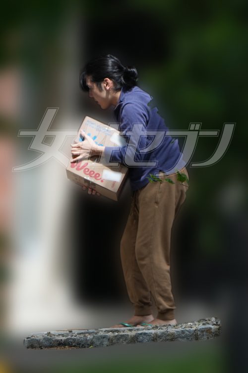 荷物を運ぶ小室さん(2025年5月)