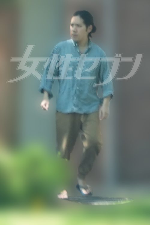 玄関先でゴミ捨てや荷物のピックアップをする小室さん（2025年5月）