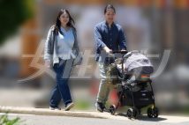 ゆっくりとベビーカーを押す小室さん（2025年5月）