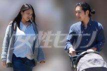 会話をしながら歩く小室さん夫妻(2025年5月)