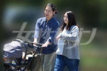 寄り添って歩く小室さん夫妻(2025年5月)