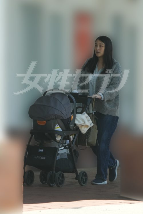 ベビーカーを押す眞子さん（2025年5月）