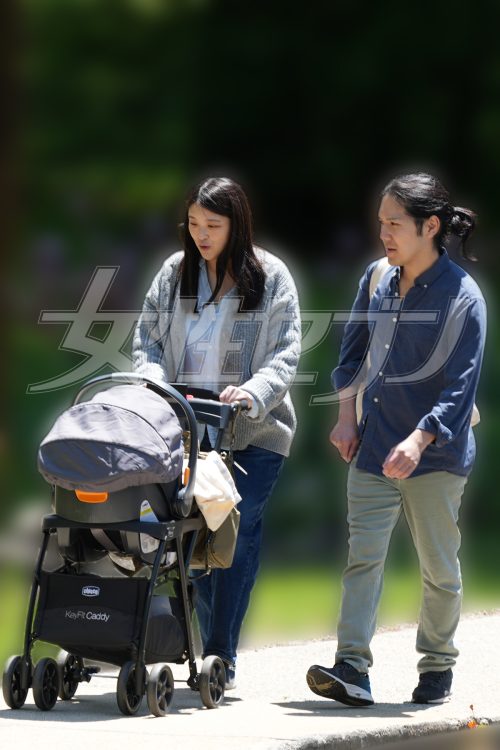 ベビーカーを見つめる小室さん夫妻（2025年5月）