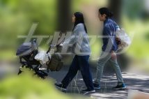 カジュアルな服装の小室さん夫妻(2025年5月)