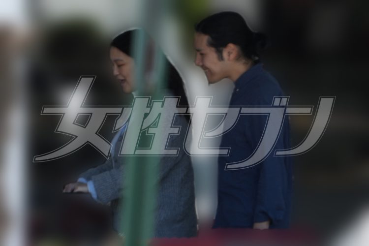 途中で笑顔になる小室さん夫妻（2025年5月）