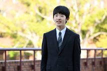 明るいご学友に囲まれているという悠仁さま(時事通信フォト)