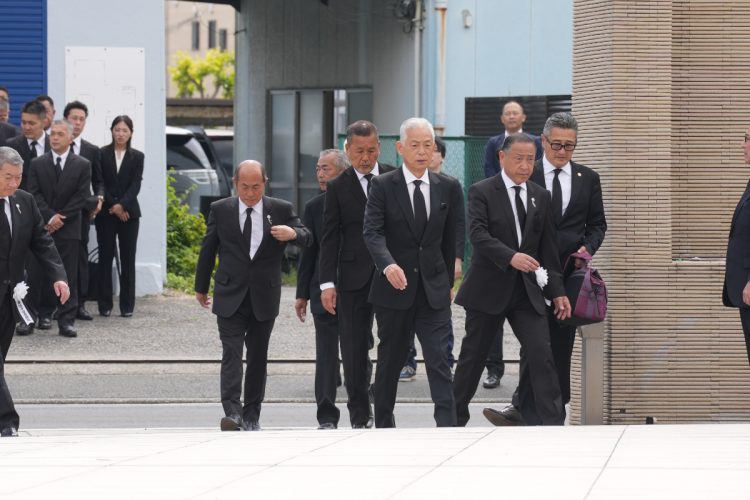 警察とメディアに挨拶をした稲川会内堀会長