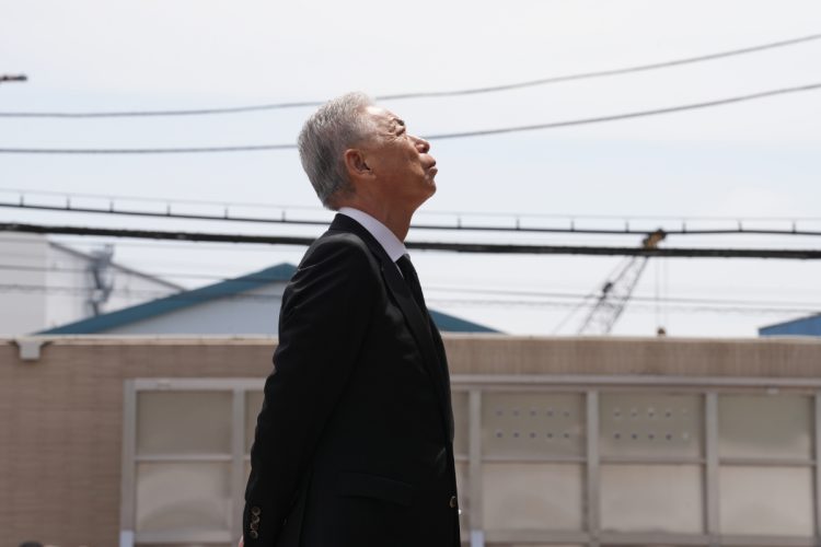 空を見つめる内堀会長。何を想うのか
