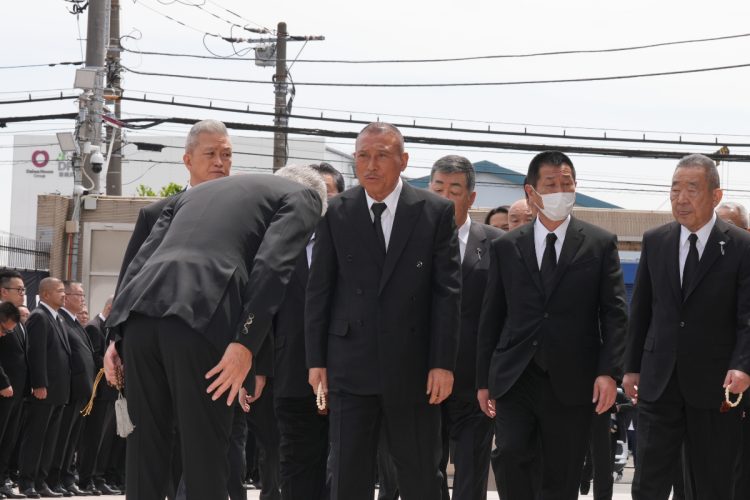 内堀会長が司組長に頭を下げる
