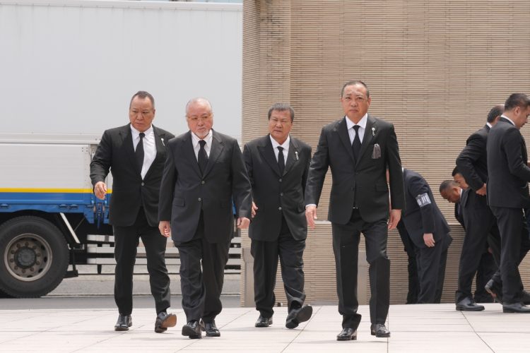 知念秀視理事長と猪俣重三本部長も