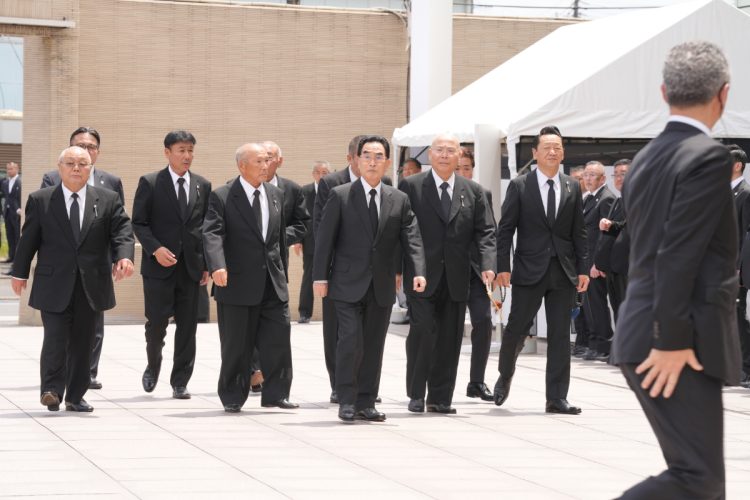 双愛会の椎塚宣会長(中央)