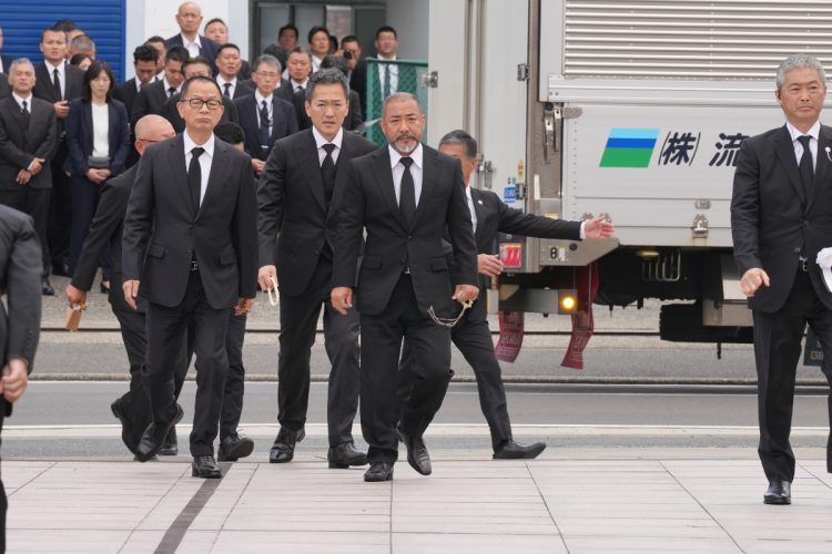 弘道会の野内正博若頭(中央)