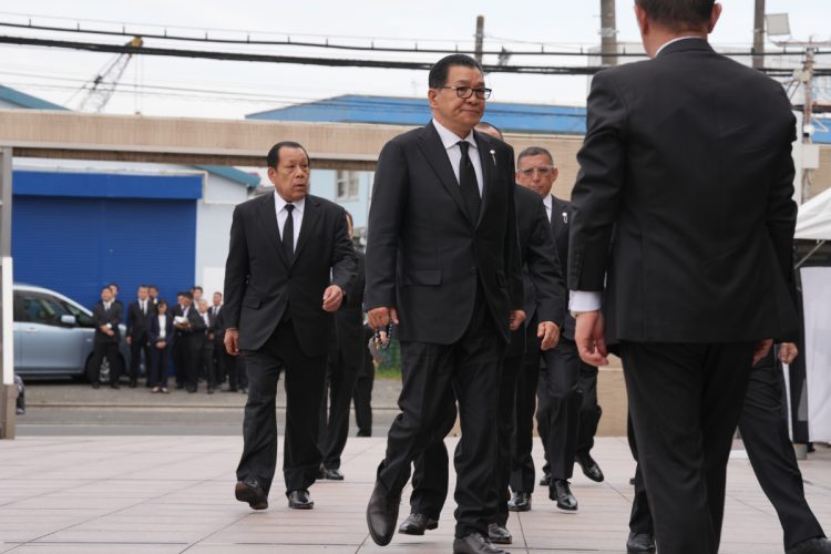 共政会の荒瀬進会長(左)