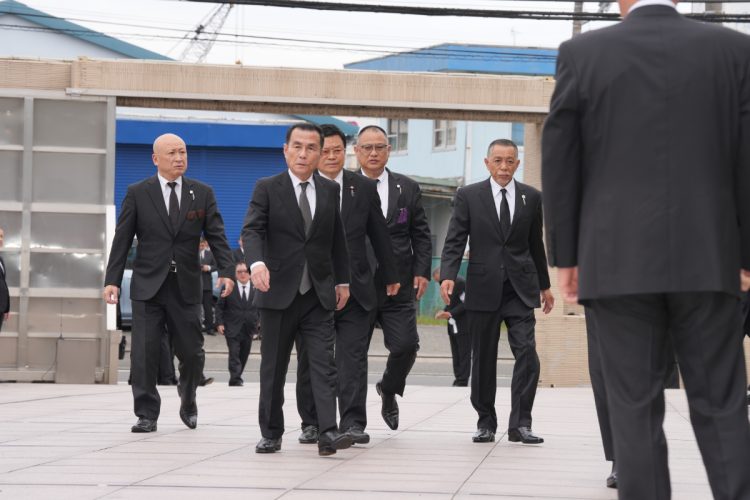 俠道会の池澤望総裁(中央)