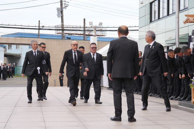浅野組・中岡豊総裁(中央)