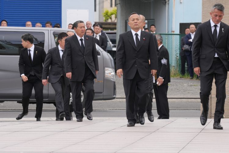 工藤会の後藤靖理事長(右から2人目)。係争中の野村総裁、田上会長に次ぐ存在だ