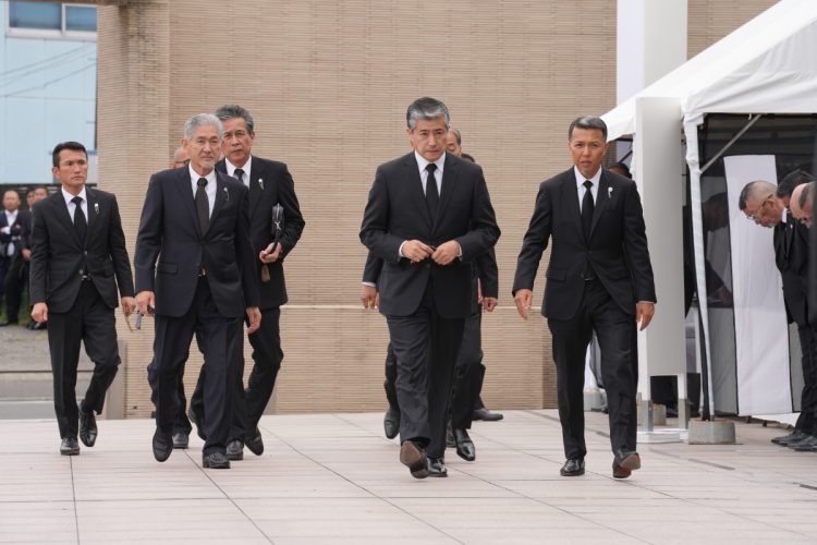 道仁会の福田憲一会長(中央)