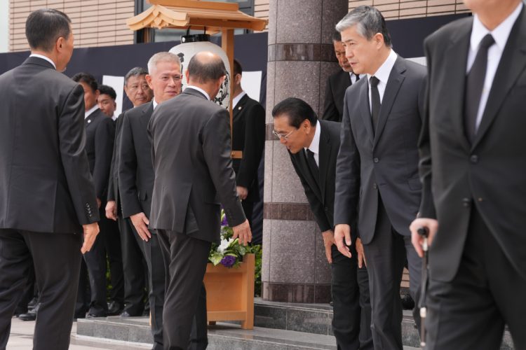 お辞儀をする熊本會の森原秀徳会長