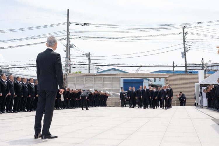 出迎える内堀会長