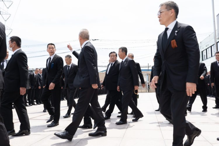 新たに若頭補佐に昇格した加藤徹次・豪友会会長の姿も(右)