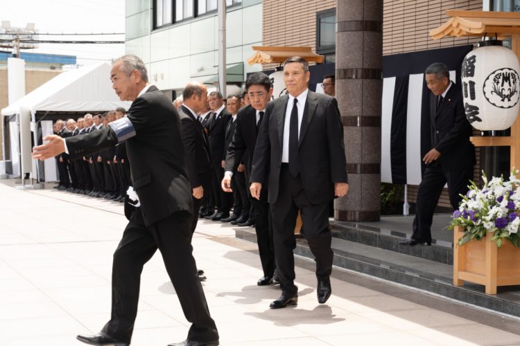焼香を終えた小川会長