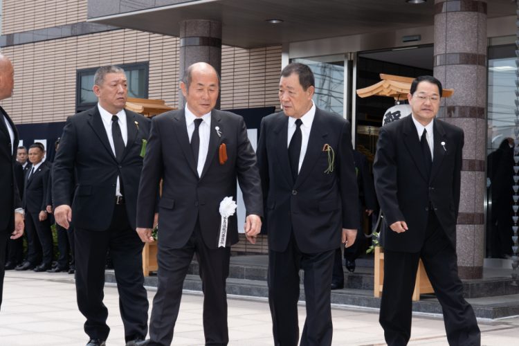 貞方理事長と会話する大塚成晃・関東関根組組長