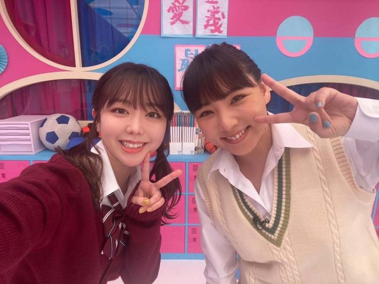 制服姿の野呂佳代と峯岸みなみ(インスタグラムより)