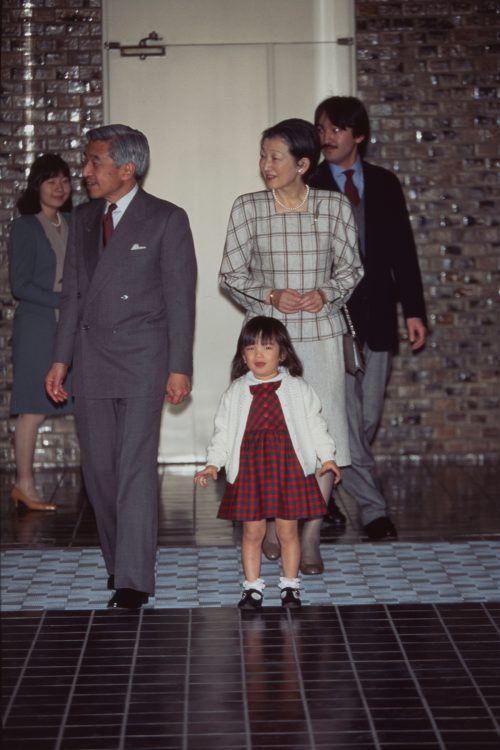 佳子さまのご誕生時、眞子さんは上皇ご夫妻らと病院へ（1994年12月、東京・千代田区の宮内庁病院。撮影／JMPA）