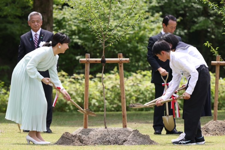 記念植樹に臨まれた佳子さま（2025年5月21日、撮影／JMPA）