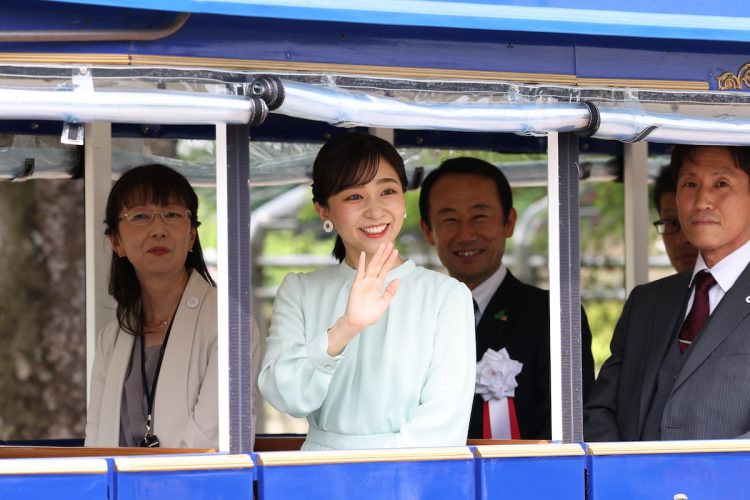 「ぎふワールド・ローズガーデン」の園内をご覧になった（2025年5月21日、撮影／JMPA）
