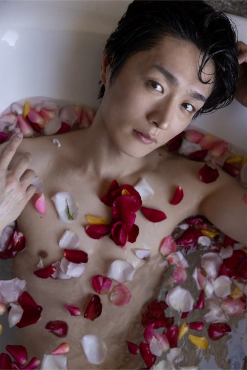 約2日間に渡って撮影した写真の約半分がほぼ“上半身裸”というセクシーな現場に(撮影/中山雅史)