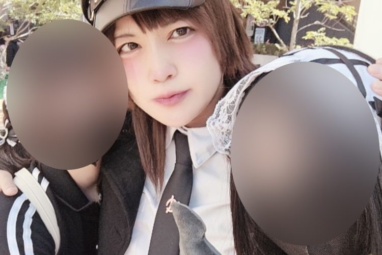 両脇に若い女性を抱える容疑者(SNSより)