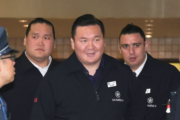 宮城野親方（中央）が退職届を提出（写真・時事通信フォト）