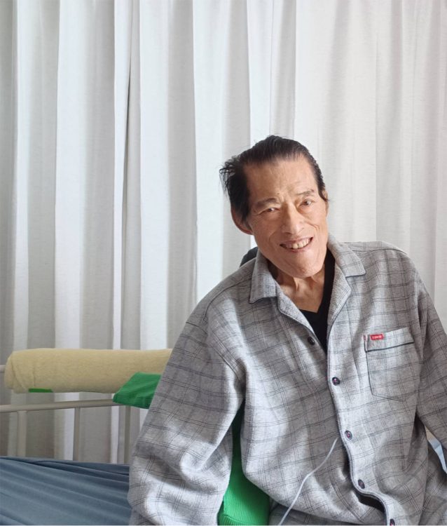 病床で笑顔を見せる猪木氏（江端氏提供）