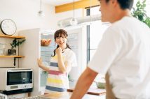 【電気・ガス代を減らす26のワザ】全部実践すれば「年間3万円超」の光熱費削減も!「10年前のエアコンを買い替え」「間隔を空けずに入浴」「冷蔵庫の設定を強から中に」