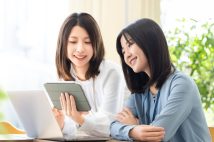 《明かすべきか、隠すべきか?》職場で“推し隠し”するようになった人たちの事情と苦悩 「上司に明かしたばかりに有休が取りにくくなった…」「同じ推しの同僚と関係悪化」