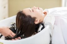 もう勘弁して!美容師たちが嘆く“無茶ぶりが過ぎる”迷惑客 「シャンプー持参で値切り要求」「枝毛を全カットして」「3時間走り回る子どもの面倒を」