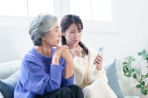 「普通のスマホにすればよかった…」シニア向けスマホの落とし穴 子供や孫に使い方を聞いても「わからない」、タップしただけでは反応しない機能に「イライラする」の声も