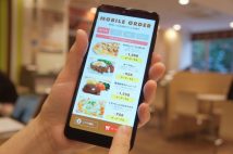 なぜ人は“飲食店でのスマホ注文”に不満を抱くのか?「通信料がかかる」「細かいカスタマイズができない」「LINE登録なんて絶対に嫌」…リアルな本音