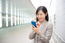 意外と多い?転職する気がないのに「転職サイトに登録し続ける」理由 「スカウトで自己肯定感が高まる」「不動産物件を見て妄想する感覚」「逆に現職でがんばろうと思うため」