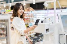 「やっぱり買うのやめた!」増殖する「セルフレジ放置民」の実態 「現金が使えない」「操作を間違えた」会計途中で諦めて商品は置きっぱなし…店側も対応に苦慮