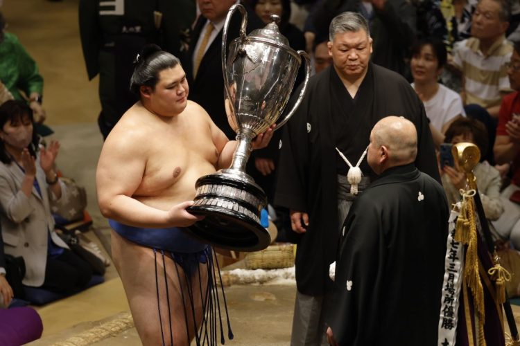 優勝を決め、豪華な副賞も手に入れた大の里（写真・JMPA）