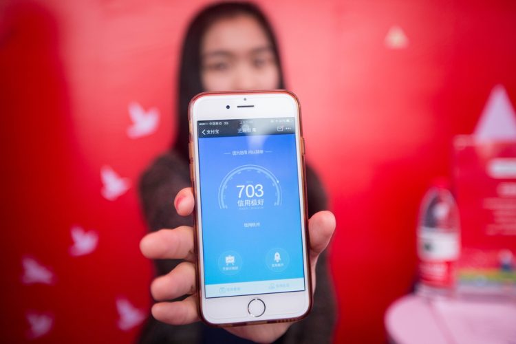 中国政府による信用格付け及びブラックリスト「社会信用スコア」のひとつ「芝麻信用 (Sesame Credit)」（Imaginechina/時事通信フォト）