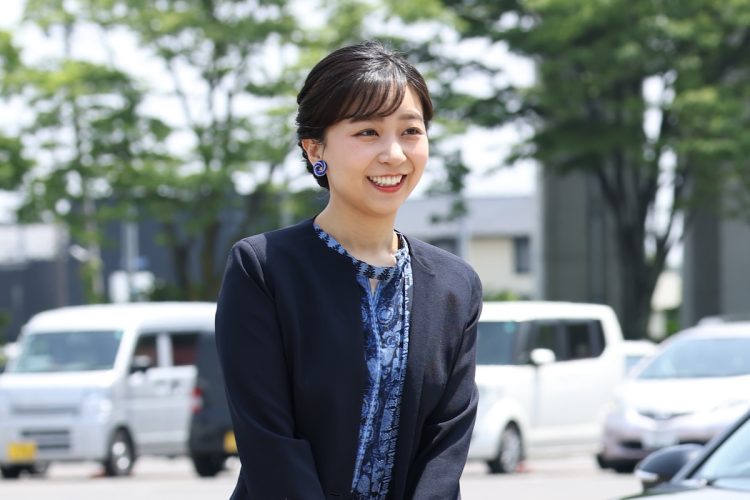 美濃焼のイヤリングをお召しに（2025年5月20日、撮影／JMPA）