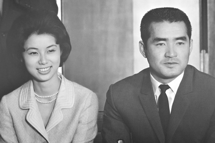 1964年、ホテルニューオータニで婚約発表をした長嶋さん(時事通信フォト)