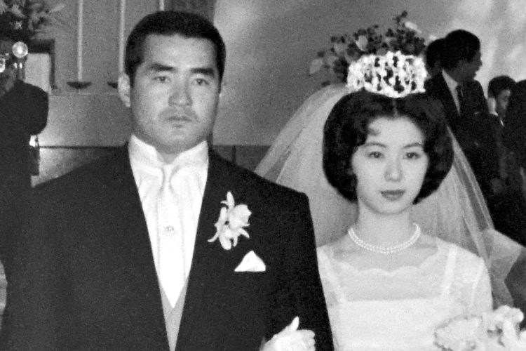 1965年1月26日、渋谷区内の境界で結婚式を挙げた長嶋さん(時事通信フォト)