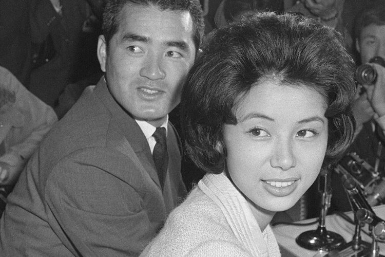 婚約会見での一コマ(時事通信フォト)